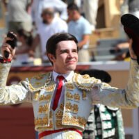 Bayona : Mario Vilau y Víctor cortaron un trofeo cada uno