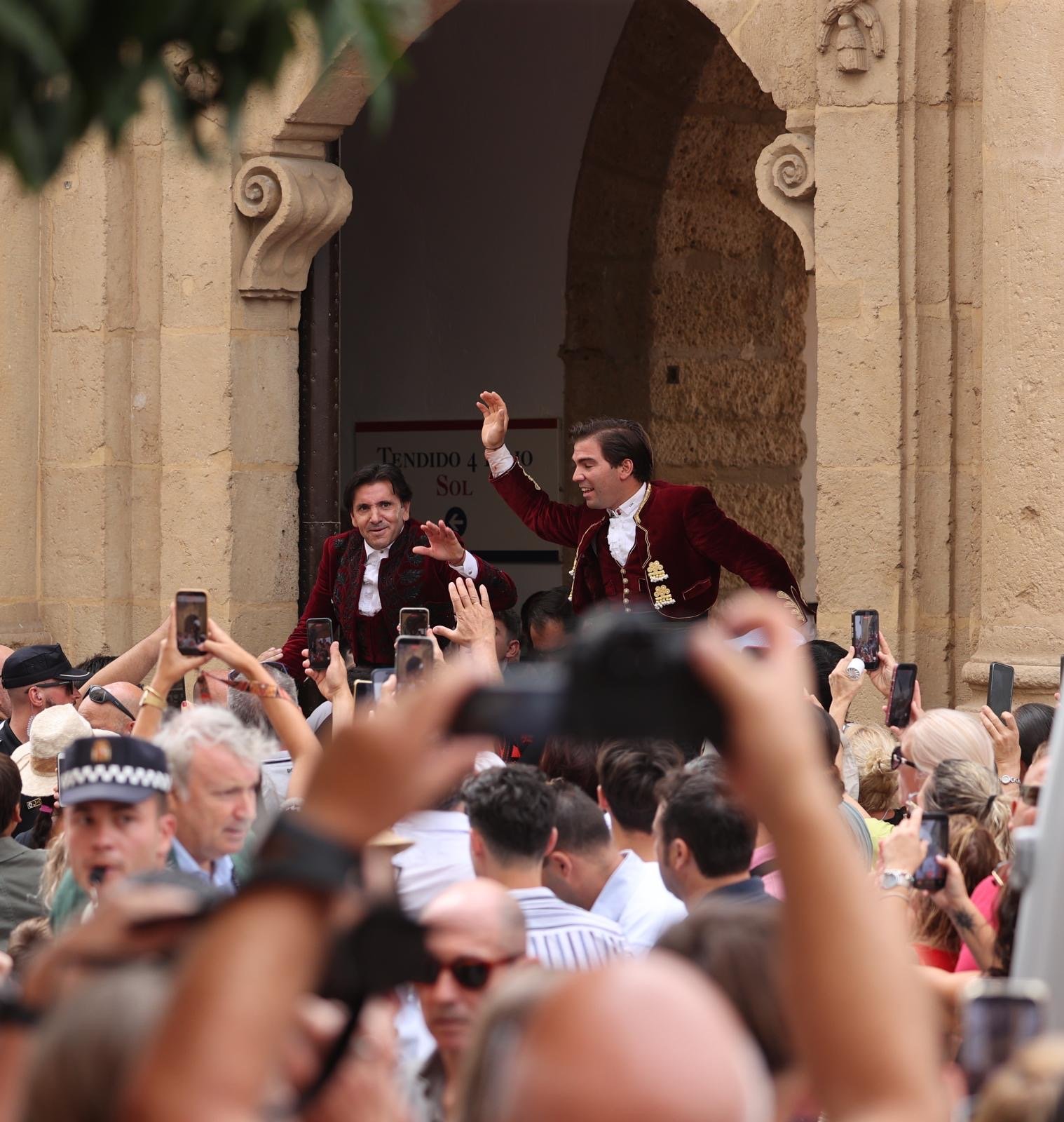 Diego Ventura y Sebastián Fernández salen a hombros en una gran Rondeña de rejones