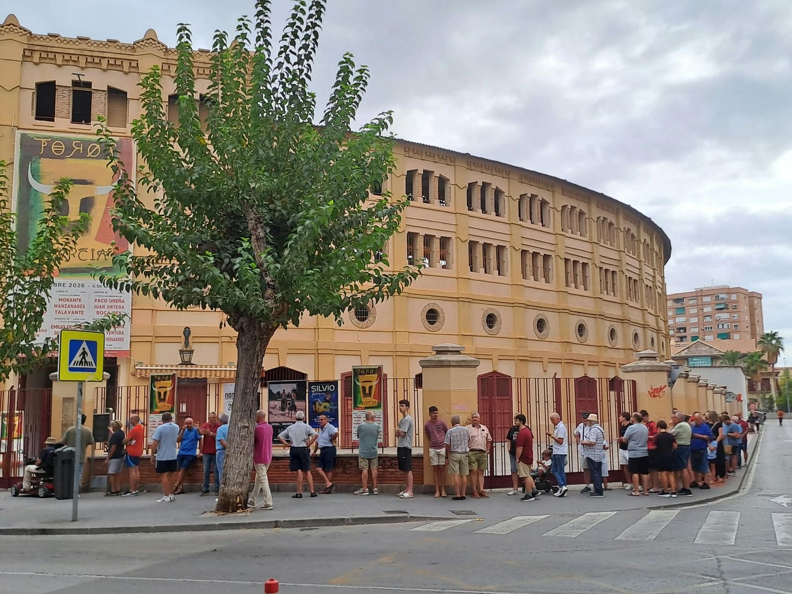Gran ambiente y largas colas en el primer día de venta de entradas para la Feria de Murcia