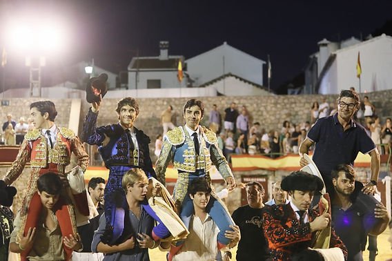 Castella, Perera y Marco Pérez a hombros en Villaluenga del Rosario