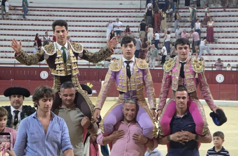 Emilio Espigares, Gabriel Garcia e Izan Alonso a hombros en la novillada de feria de Jaén.