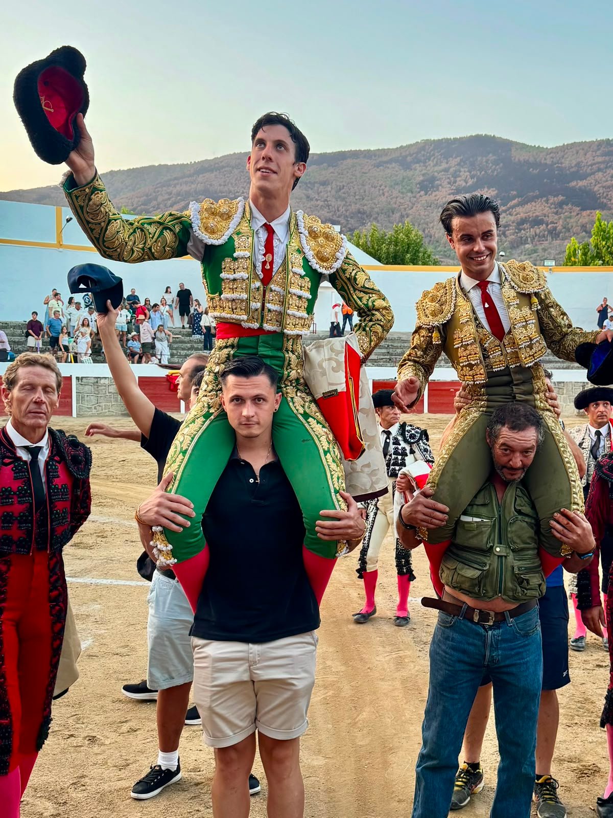 A hombros Diego García y Víctor Cerrato en Sotillo de la Adrada