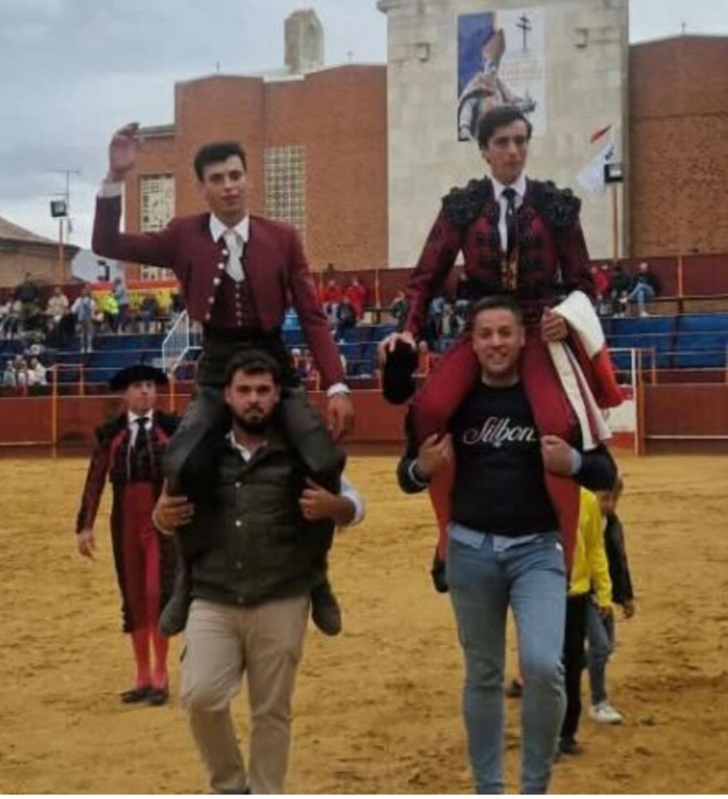 Francisco Martín y Rodríguez Villalon a hombros en la novillada mixta celebrada en Mayorga