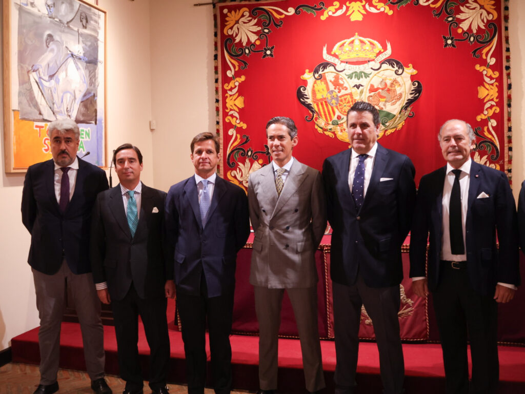 España y México, cinco siglos unidos por la Tauromaquia La Real Maestranza de Caballería de Sevilla ha acogido una jornada conmemorativa dedicada a los 500 años de Tauromaquia en México, una iniciativa organizada por Lances de Futuro y la Asociación Nacional de Ganaderías con la colaboración de la propia Real Maestranza, que ha servido para poner en valor los profundos vínculos taurinos, históricos y culturales existentes entre España y México.