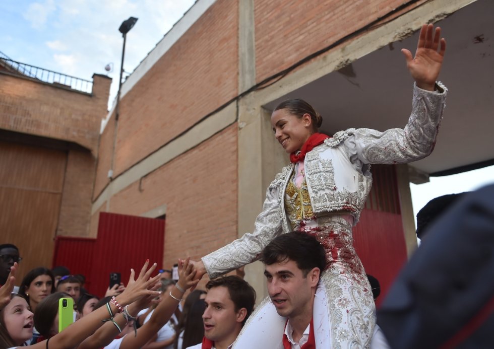 Olga Casado corta dos orejas y sale a hombros en la segunda de Peralta