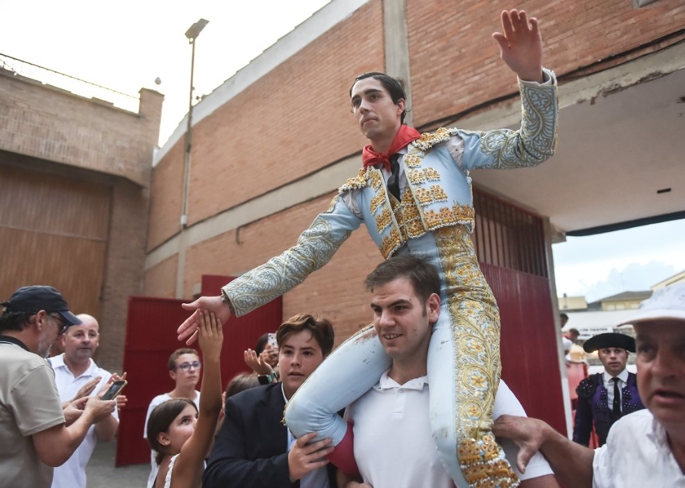 El Mene a hombros en la última de Peralta