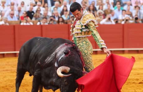 Pablo Aguado conquista la Puerta del Príncipe 1 Pablo Aguado conquista la Puerta del Príncipe Abrió plaza ‘Zaiteku’ al que Emilio de Justo recibió con el capote a una mano. Muy firme y exponiendo mucho. El toro se metió por dentro y le arrolló. Momento de tensión ya que el torero quedó a merced del animal pegado a las tablas. Recibió una voltereta y un golpe en la cara, pero se repuso De Justo y remató el saludo por chicuelinas. Volvió a tener otro susto el extremeño al llevar el toro al caballo. Se le volvió a meter por dentro el de Jandilla. Brindó Emilio de Justo a Pablo Aguado. Con la muleta Emilio de Justo se echó la mano a la izquierda en el comienzo de faena. Naturales de uno en uno, mucha profundidad y rotundidad. Por el derecho también dejó varias series, pero no embestía con tanta entrega el de Jandilla. Faena relevante del extremeño. Remató con una estocada. Paseó la oreja.