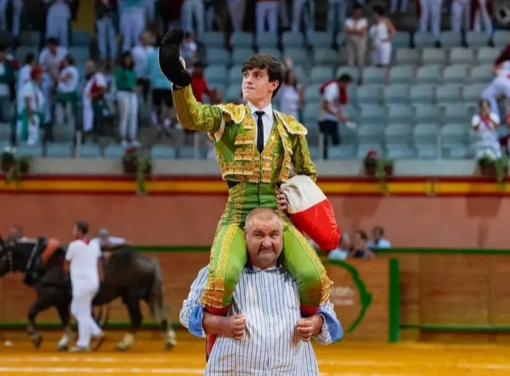 ARNEDO: PUERTA GRANDE PARA SERGIO ROLLÓN Y OREJA PARA RUIZ DE VELASCO Y MANUEL QUINTANA, CON GRAN NOVILLADA DE MURTEIRA GRAVE.