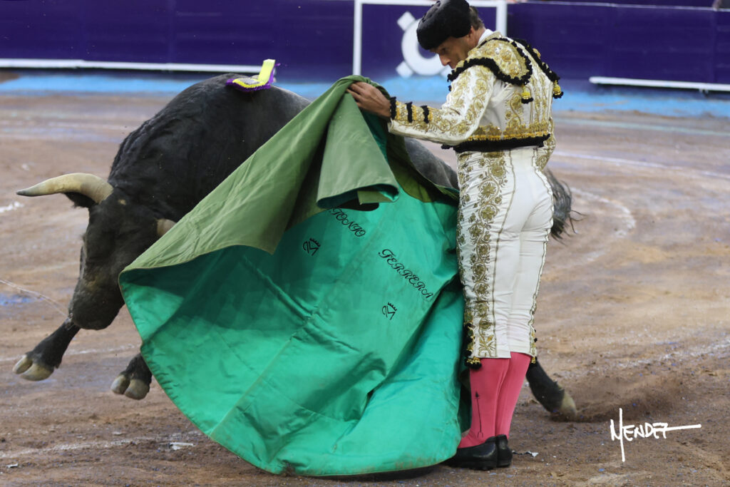 Faenas de Ferrera que da una vuelta, y de Valadez y Gamero sin colofón en la corrida del Municipio de Aguascalientes Ante poco más de media entrada en el coso Monumental, en tarde fresca y con algo de viento, se celebró este sábado 24 de octubre la ya tradicional Corrida del Municipio para festejar, ahora, el CDLI aniversario de la fundación de la ciudad de Aguascalientes y, festejo que dio comienzo a la III Temporada de Otoño 2026, resultando sin triunfador debido a la falta de colofón de las faenas hechas por el ibero Antonio Ferrera y el local Leo Valadez. El rejoneador de la capital de país, Emiliano Gamero, de igual manera no obtuvo premio por malograr a la hora buena su segunda faena.