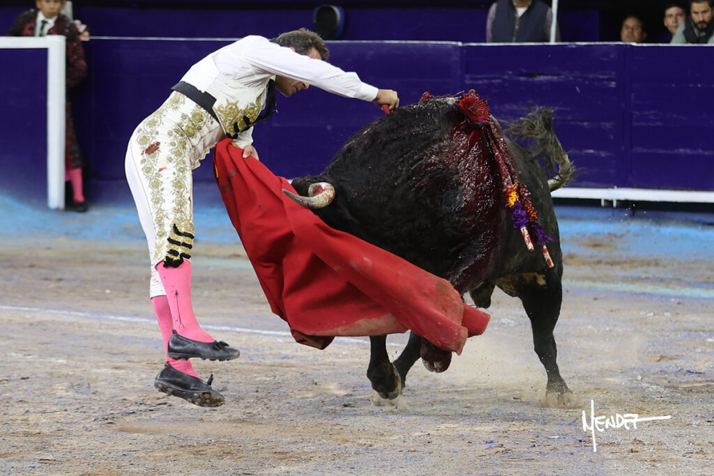 Faenas de Ferrera que da una vuelta, y de Valadez y Gamero sin colofón en la corrida del Municipio de Aguascalientes Ante poco más de media entrada en el coso Monumental, en tarde fresca y con algo de viento, se celebró este sábado 24 de octubre la ya tradicional Corrida del Municipio para festejar, ahora, el CDLI aniversario de la fundación de la ciudad de Aguascalientes y, festejo que dio comienzo a la III Temporada de Otoño 2026, resultando sin triunfador debido a la falta de colofón de las faenas hechas por el ibero Antonio Ferrera y el local Leo Valadez. El rejoneador de la capital de país, Emiliano Gamero, de igual manera no obtuvo premio por malograr a la hora buena su segunda faena.