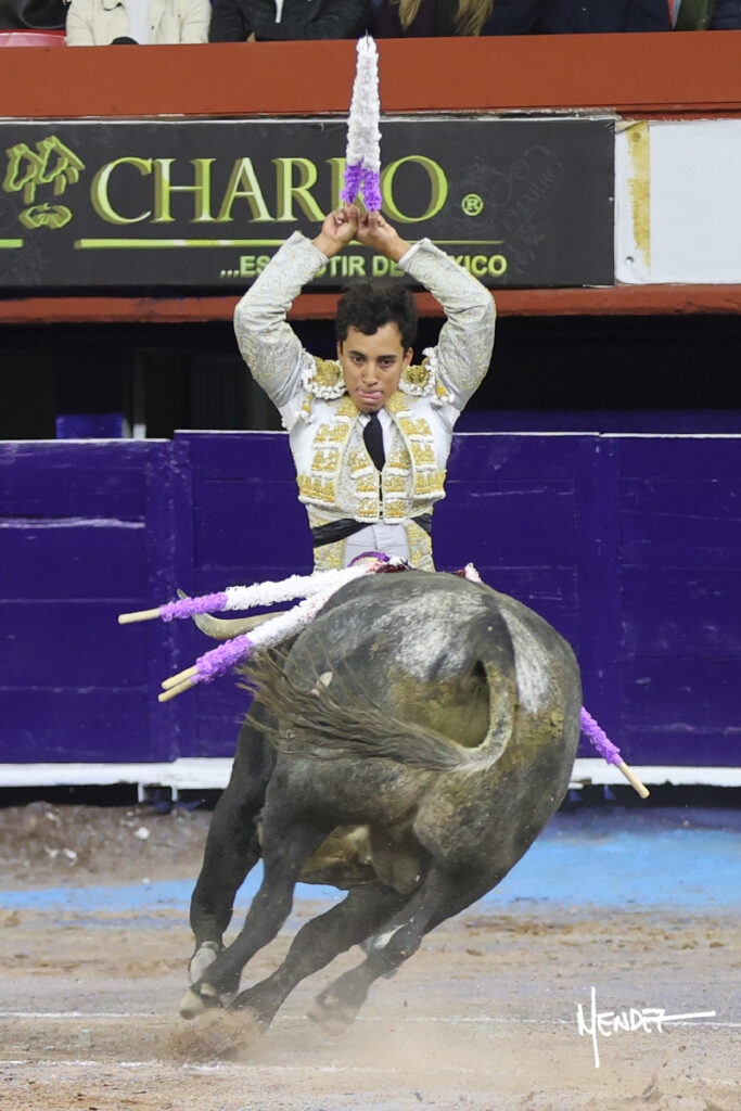Faenas de Ferrera que da una vuelta, y de Valadez y Gamero sin colofón en la corrida del Municipio de Aguascalientes Ante poco más de media entrada en el coso Monumental, en tarde fresca y con algo de viento, se celebró este sábado 24 de octubre la ya tradicional Corrida del Municipio para festejar, ahora, el CDLI aniversario de la fundación de la ciudad de Aguascalientes y, festejo que dio comienzo a la III Temporada de Otoño 2026, resultando sin triunfador debido a la falta de colofón de las faenas hechas por el ibero Antonio Ferrera y el local Leo Valadez. El rejoneador de la capital de país, Emiliano Gamero, de igual manera no obtuvo premio por malograr a la hora buena su segunda faena.
