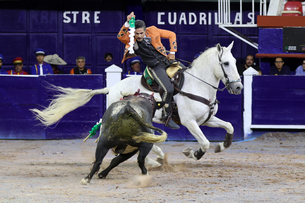 Faenas de Ferrera que da una vuelta, y de Valadez y Gamero sin colofón en la corrida del Municipio de Aguascalientes Ante poco más de media entrada en el coso Monumental, en tarde fresca y con algo de viento, se celebró este sábado 24 de octubre la ya tradicional Corrida del Municipio para festejar, ahora, el CDLI aniversario de la fundación de la ciudad de Aguascalientes y, festejo que dio comienzo a la III Temporada de Otoño 2026, resultando sin triunfador debido a la falta de colofón de las faenas hechas por el ibero Antonio Ferrera y el local Leo Valadez. El rejoneador de la capital de país, Emiliano Gamero, de igual manera no obtuvo premio por malograr a la hora buena su segunda faena.