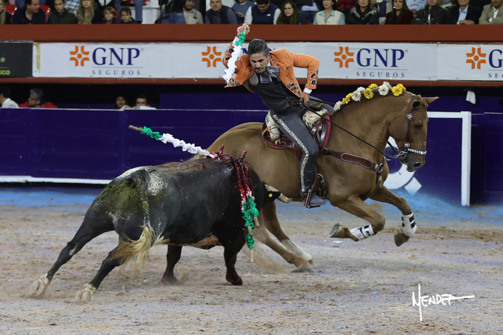 Faenas de Ferrera que da una vuelta, y de Valadez y Gamero sin colofón en la corrida del Municipio de Aguascalientes Ante poco más de media entrada en el coso Monumental, en tarde fresca y con algo de viento, se celebró este sábado 24 de octubre la ya tradicional Corrida del Municipio para festejar, ahora, el CDLI aniversario de la fundación de la ciudad de Aguascalientes y, festejo que dio comienzo a la III Temporada de Otoño 2026, resultando sin triunfador debido a la falta de colofón de las faenas hechas por el ibero Antonio Ferrera y el local Leo Valadez. El rejoneador de la capital de país, Emiliano Gamero, de igual manera no obtuvo premio por malograr a la hora buena su segunda faena.