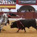 Zafra: Ventura desata la locura con un rabo en una tarde de rejones encastados Zafra abrió su abono con una corrida de rejones en la que el protagonismo terminó siendo para Diego Ventura, que volvió a demostrar por qué su nombre está ligado a las tardes grandes del rejoneo. Una actuación de enorme dimensión, coronada con el corte de los máximos trofeos en su segundo toro.