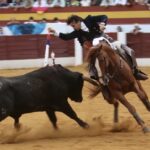 Zafra: Ventura desata la locura con un rabo en una tarde de rejones encastados Zafra abrió su abono con una corrida de rejones en la que el protagonismo terminó siendo para Diego Ventura, que volvió a demostrar por qué su nombre está ligado a las tardes grandes del rejoneo. Una actuación de enorme dimensión, coronada con el corte de los máximos trofeos en su segundo toro.
