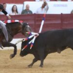 Zafra: Ventura desata la locura con un rabo en una tarde de rejones encastados Zafra abrió su abono con una corrida de rejones en la que el protagonismo terminó siendo para Diego Ventura, que volvió a demostrar por qué su nombre está ligado a las tardes grandes del rejoneo. Una actuación de enorme dimensión, coronada con el corte de los máximos trofeos en su segundo toro.