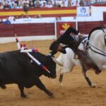 Zafra: Ventura desata la locura con un rabo en una tarde de rejones encastados Zafra abrió su abono con una corrida de rejones en la que el protagonismo terminó siendo para Diego Ventura, que volvió a demostrar por qué su nombre está ligado a las tardes grandes del rejoneo. Una actuación de enorme dimensión, coronada con el corte de los máximos trofeos en su segundo toro.