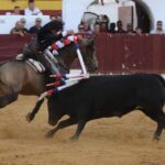 Zafra: Ventura desata la locura con un rabo en una tarde de rejones encastados Zafra abrió su abono con una corrida de rejones en la que el protagonismo terminó siendo para Diego Ventura, que volvió a demostrar por qué su nombre está ligado a las tardes grandes del rejoneo. Una actuación de enorme dimensión, coronada con el corte de los máximos trofeos en su segundo toro.