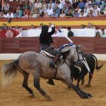 Zafra: Ventura desata la locura con un rabo en una tarde de rejones encastados Zafra abrió su abono con una corrida de rejones en la que el protagonismo terminó siendo para Diego Ventura, que volvió a demostrar por qué su nombre está ligado a las tardes grandes del rejoneo. Una actuación de enorme dimensión, coronada con el corte de los máximos trofeos en su segundo toro.