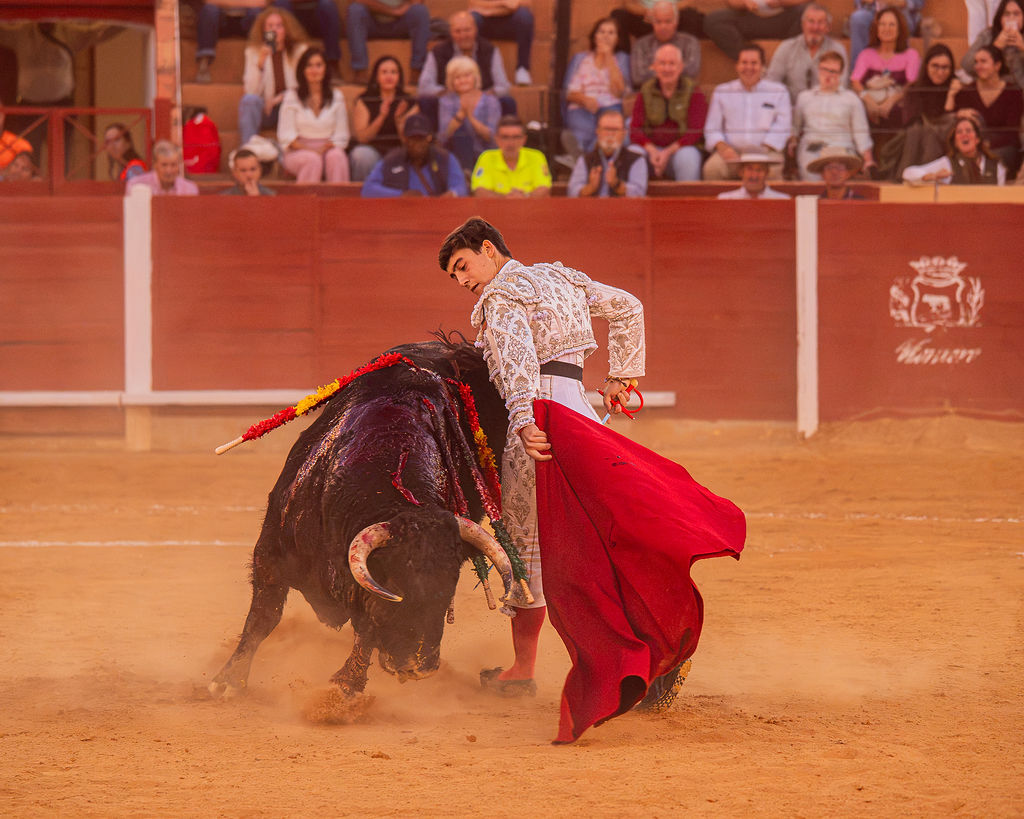 La tarde de la corrida mixta de Montoro tras el objetivo de Eugenia Godoy en la que destacó el triunfó de Manuel Quintana 23 La tarde de la corrida mixta de Montoro tras el objetivo de Eugenia Godoy en la que destacó el triunfó de Manuel Quintana El sevillano Oliva Soto demostró una vez más su torería y la personalidad que atesora ante dos oponentes totalmente a contraestilo. Con el primero del lote estuvo por momentos artista y con el segundo, un animal complicado y orientado, Alfonso hizo un esfuerzo por intentar meter en la muleta a un animal que no puso las cosas fáciles.