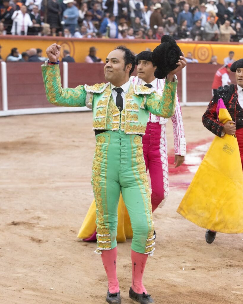 Despedida de José Luis Angelino con triunfo y corte de tres orejas en Tlaxcala (México) Celebrada ante un lleno en la plaza Jorge “El Ranchero” Aguilar. El diestro de Apizaco rubricó el último capítulo de su trayectoria como matador de toros con el corte de tres orejas y una salida a hombros, tras una tarde en la que conjugó oficio, inspiración y una entrega que encontró su mayor expresión frente a “Pulques”, de Las Huertas.