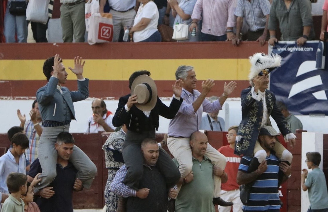 Zafra: Ventura desata la locura con un rabo en una tarde de rejones encastados