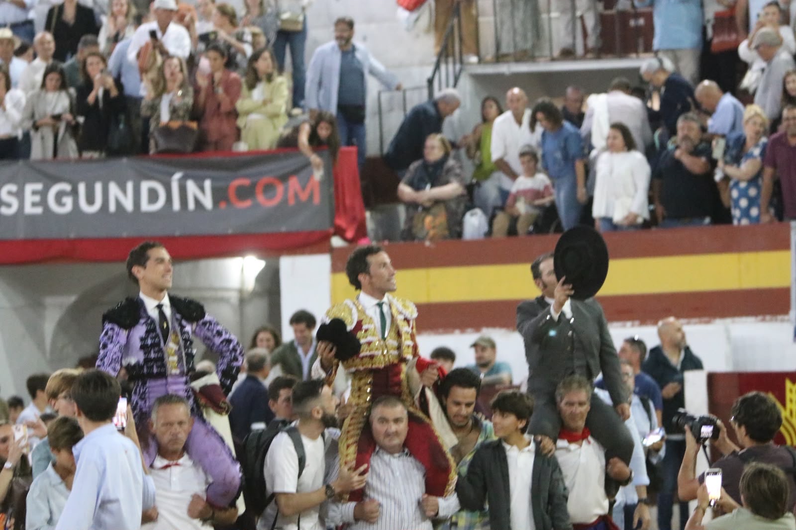David de Miranda emborracha de torería a Zafra y sale a hombros tras indultar a Postinero
