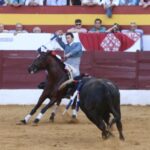 Zafra: Ventura desata la locura con un rabo en una tarde de rejones encastados Zafra abrió su abono con una corrida de rejones en la que el protagonismo terminó siendo para Diego Ventura, que volvió a demostrar por qué su nombre está ligado a las tardes grandes del rejoneo. Una actuación de enorme dimensión, coronada con el corte de los máximos trofeos en su segundo toro.