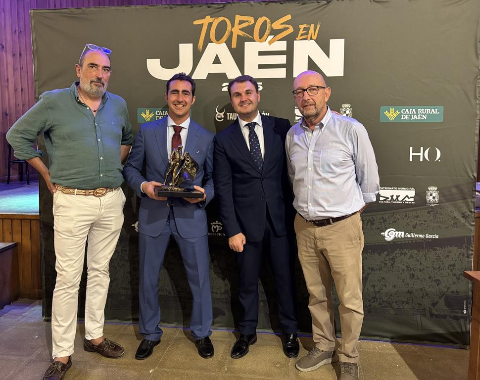 El Fandi recibe en Jaén el premio al triunfador de la Feria de San Lucas 2025