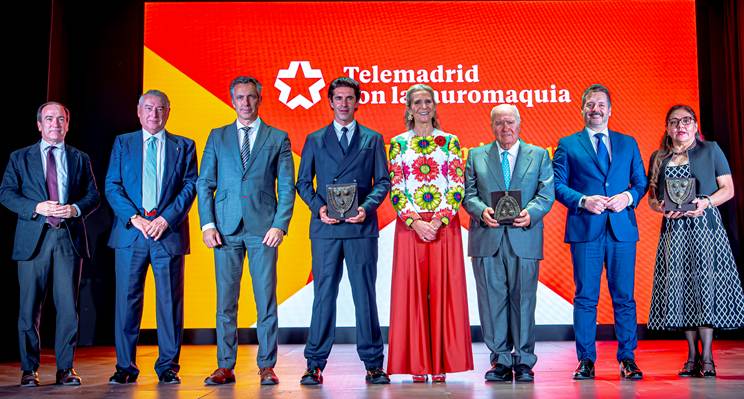 La Infanta doña Elena entrega a Alejandro Talavante el Premio Taurino de Telemadrid al Mejor Torero de San Isidro 2026