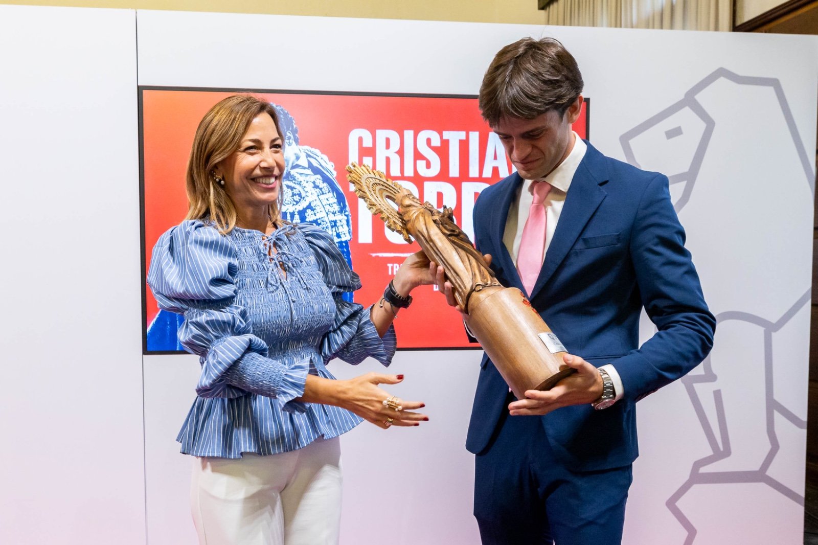 Cristiano Torres premio Triunfador entregado por la alcaldesa de Zaragoza Natalia Chueca