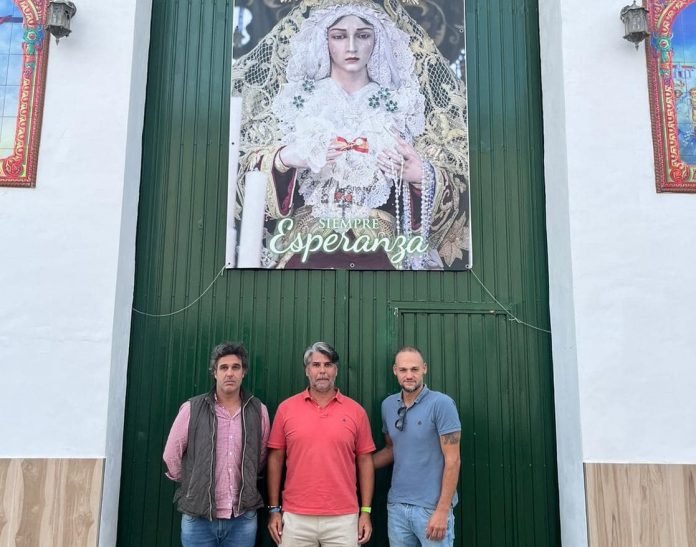 Curro Duarte en el centro de la imagen junto a los responsables de la Hermandad del Amor y Esperanza