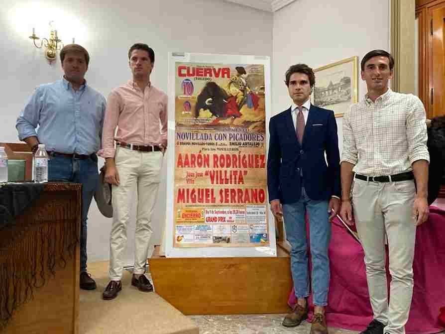 Los novilleros junto al mayoral posaron con el cartel 11zon