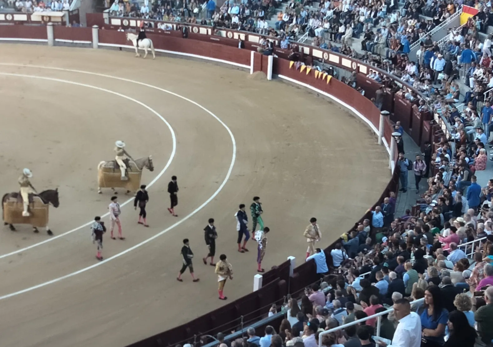 Oreja para Víctor Hernández y cogida de Álvaro Alarcón en el mano a mano de  Las Ventas